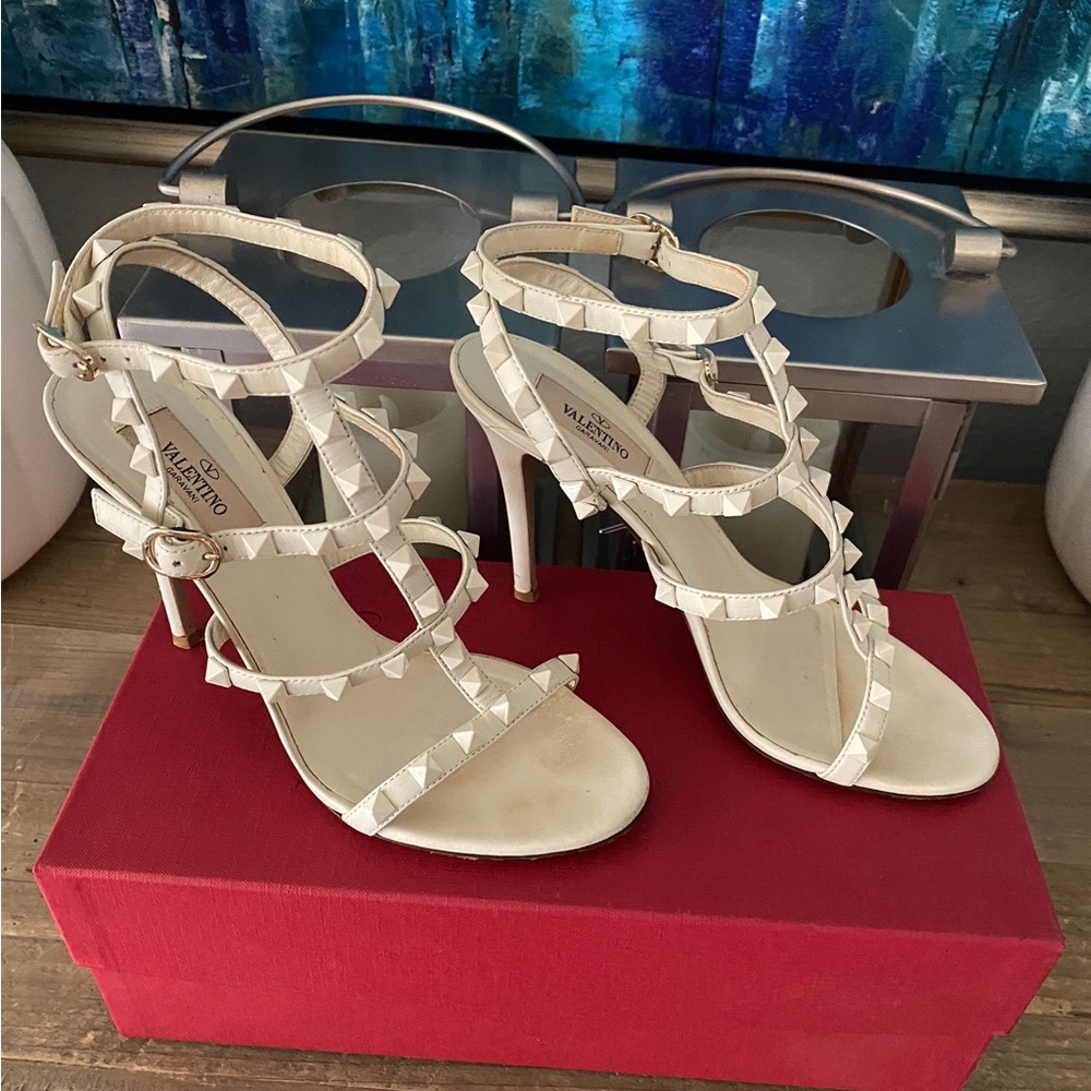 Valentino rockstud 4 strap ivory 105 Size 37 (6.5 USA size). Beige/White